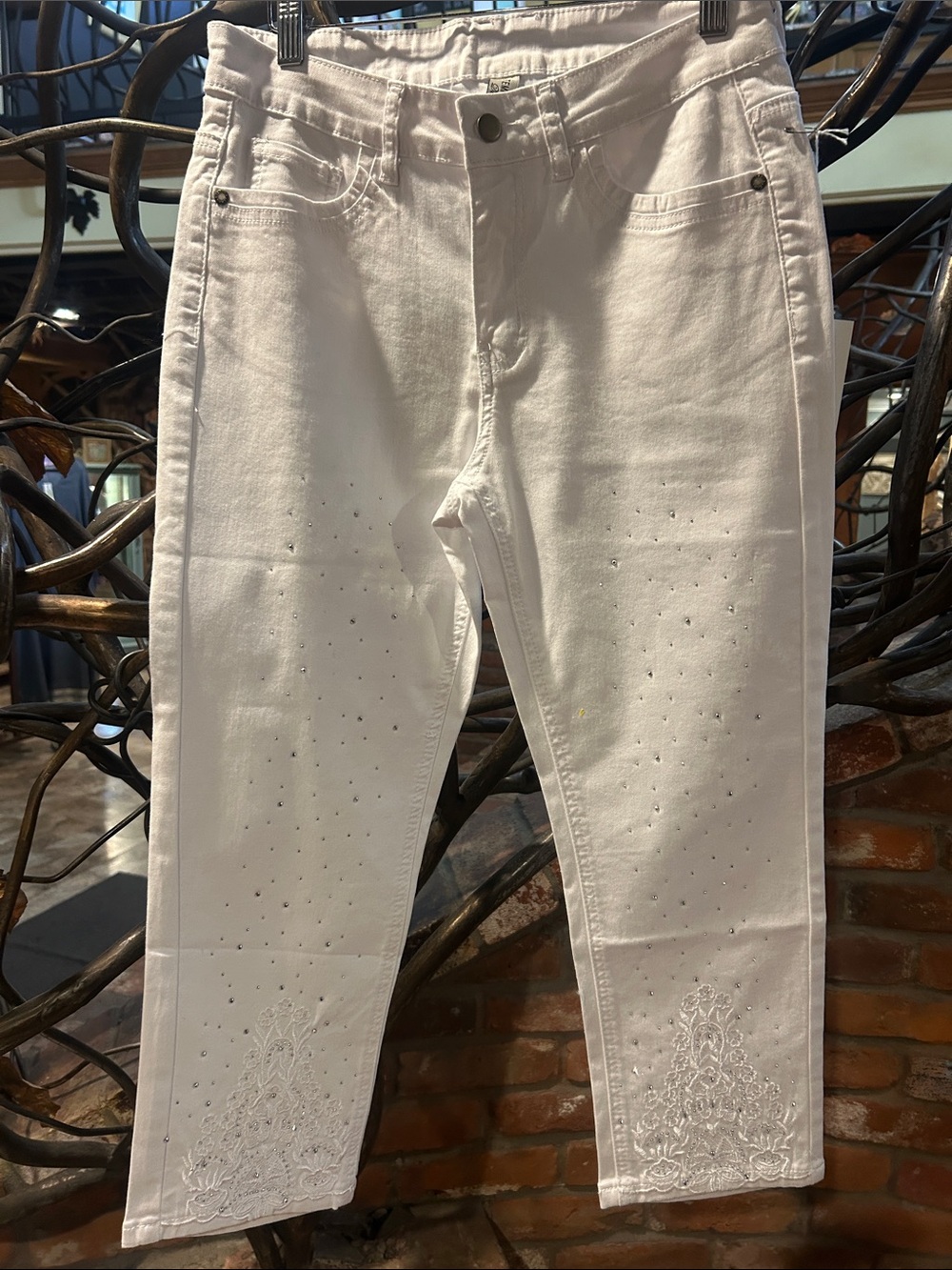 NWT Tempo Paris White Capri Embellished Jeans Size M